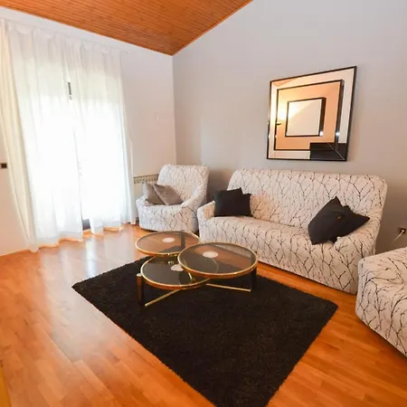 Apartment In Stinjan/Istrien 17508 *